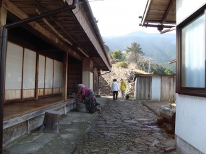 道は民家の間を抜けて行く