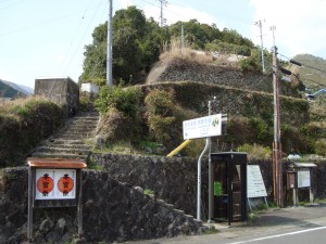 八木尾登山口のバス停