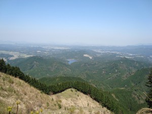 那須ヶ原山の登りから大原ダムを望む